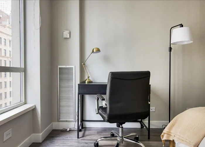 Gold Coast 2br W Gym Lounge 1 Block To L Chi-801