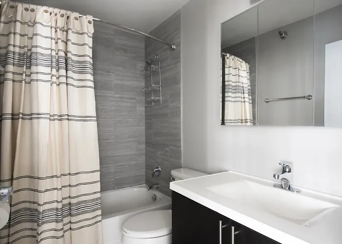 Gold Coast 2br W Gym Lounge 1 Block To L Chi-801